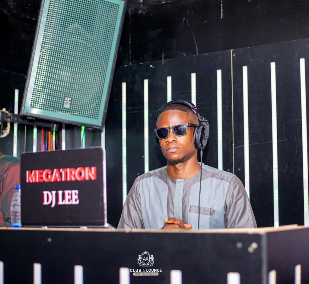 Lee, Host VDJ